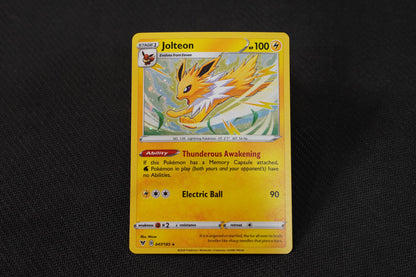 Jolteon 047/185 Vivid Voltage Holo TCG Pokémon Card - Near Mint