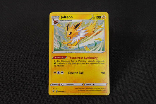 Jolteon 047/185 Vivid Voltage Holo TCG Pokémon Card - Near Mint